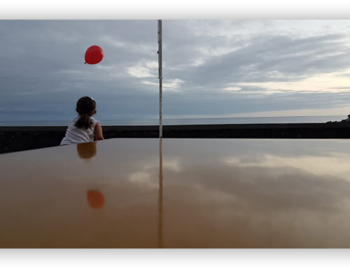 Mädchen mit Luftballon, fliegend 1