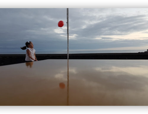 Mädchen mit Luftballon, fliegend 2