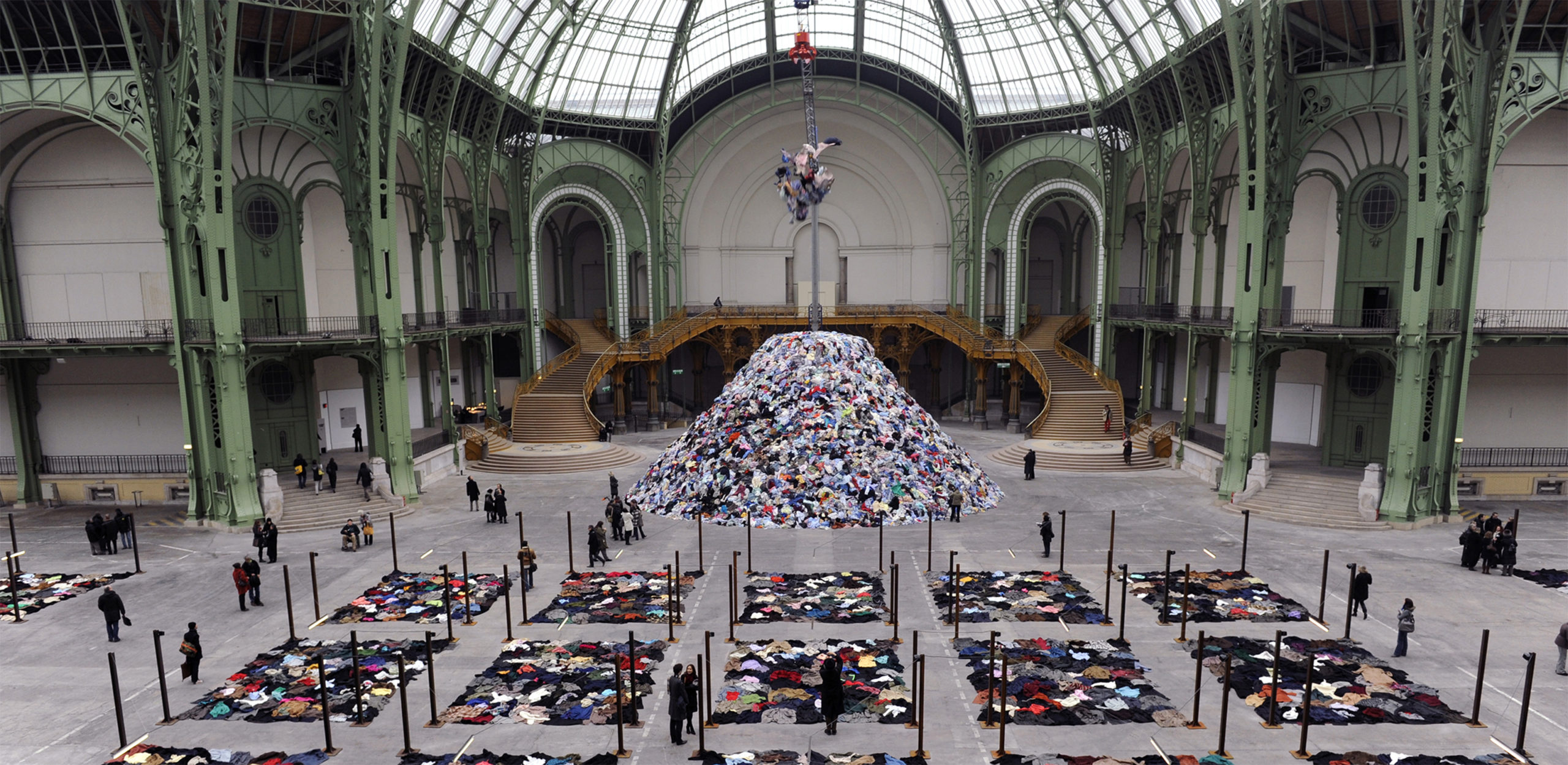 Christian_Boltanski_Rauminstallation_Kleiderberge-2